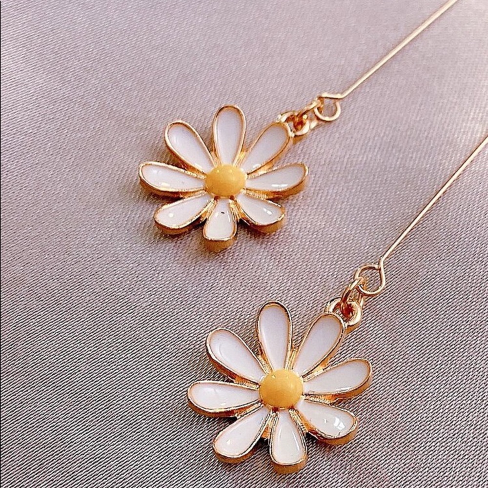 3/$30 💛 Daisy Long Drop Earrings - Picture 5 of 5